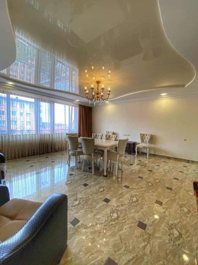 Apartment Dolphin Batumi Esterno foto