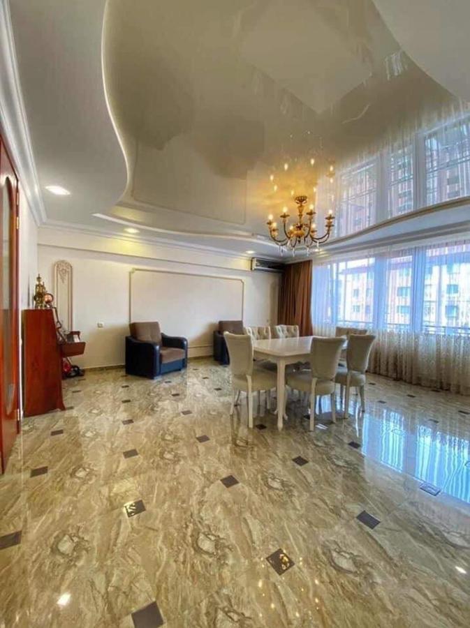 Apartment Dolphin Batumi Esterno foto